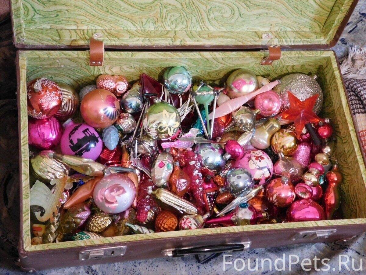 В коробке было 8 елочных игрушек. Ёлочные игрушки СССР. Старинные елочные игрушки. Советские новогодние игрушки. Старые елочные игрушки в коробке.