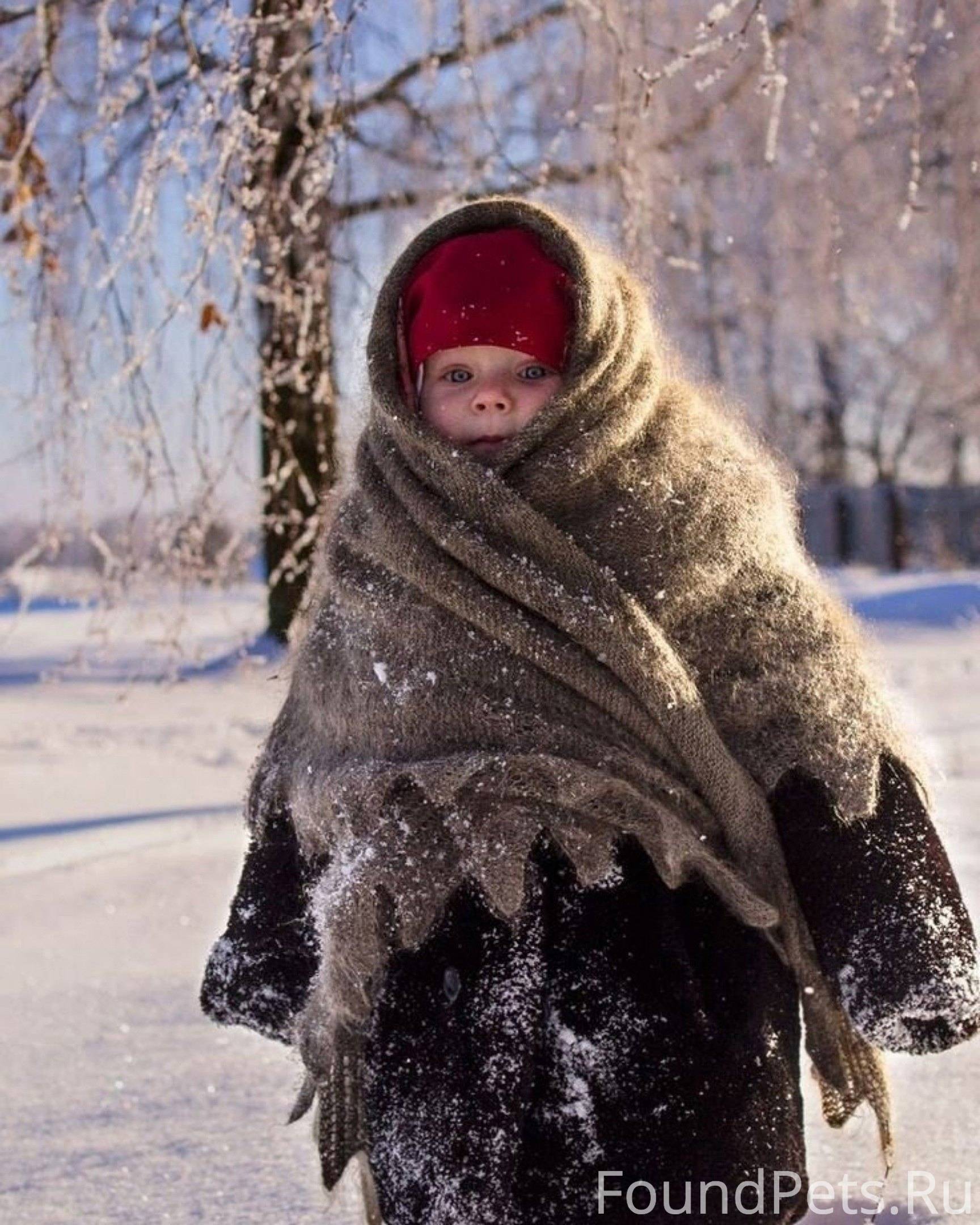 Самой толстой снежной шубой. Укутанный ребенок. Укутанный ребенок зимой. Девочка в тулупе. Ребенок в шубе и платке.