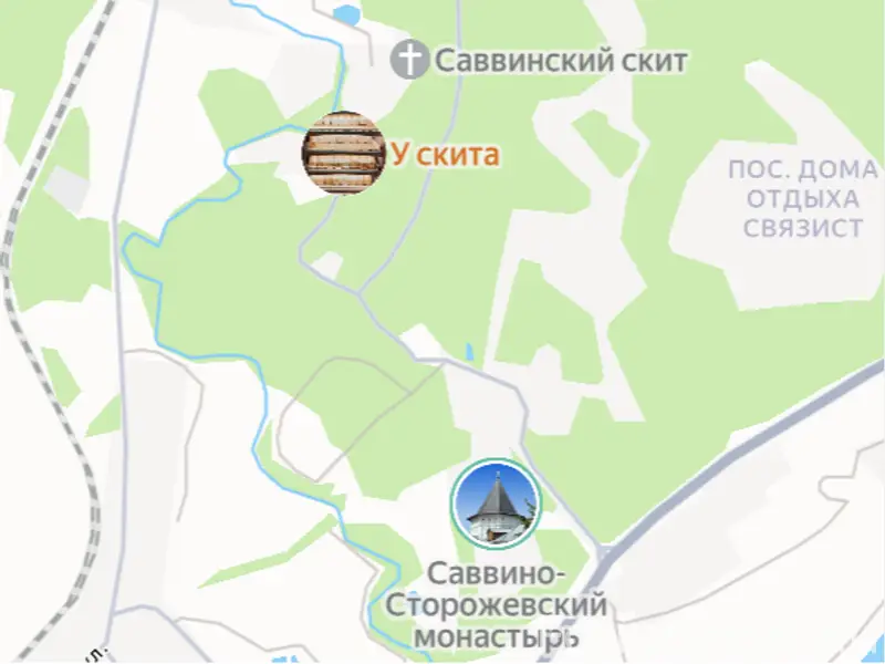 Русская голубая , кот у источников Успенского Собора,  г. Звенигород